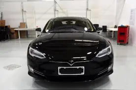 特斯拉辅助驾驶前不久才出了事儿？居然还要一条路走到黑？图片