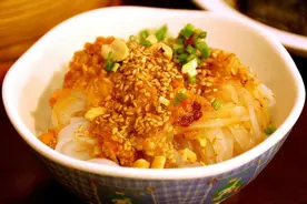 将豌豆粉倒入锅中搅拌，等凉粉糊变稀后倒入盆中放凉，即可刮出图片