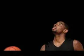 篮球教学—凯里欧文打板上篮图片