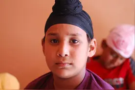 印度锡克男人习惯包头巾，小朋友的头巾富有特色图片