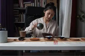 躲在家里， 喝茶，聊天， 虚度时光。图片