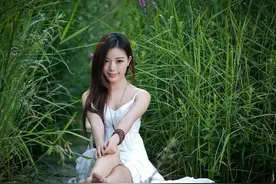 搞笑内涵图：学妹身着白色长裙真好看  似女神降临人间图片