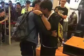 AJ黑红1禁穿逼疯球鞋控！昆明两陌生男子为购买接吻20秒图片