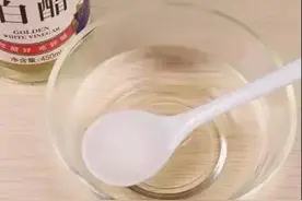 她不听别人的，坚持把白醋敷在脸上！结果..图片