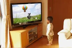 这样带孩子很省事？但你知道背后有多少隐患吗？图片