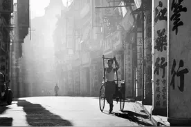 跟随大师镜头看1950年的香港，拥挤繁华的大都市。图片
