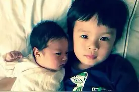 二胎刚出生，老大就来抢奶吃！且看这个妈妈怎么化解图片