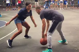 广体野球场惊现小学生！库里对位库嫂引球迷欢呼图片