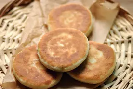 今天晚餐媳妇做了韭菜饼，比外面小摊上做的好吃又卫生图片