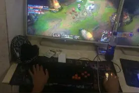 LOL面对疾风吧：2块1小时的网吧 都在玩亚索图片
