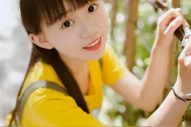 俏皮萌系小萝莉田地里的懵懂眼神，清纯甜美可爱惹人疼！图片