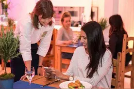 英一妇女带孩子吃霸王餐，华人服务员:25英镑影响孩子一生图片