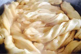 好一锅豪爽饭菜：在家做肉锅粘卷子，丈母娘招待姑爷也这么做图片