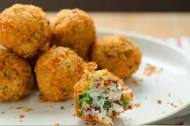 剩米饭还在炒着吃？看它如何华丽变身，表皮香脆，还能拉丝图片