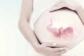 四岁女儿说妈妈我爱你 一直跟你在一起 我却留着眼泪离开了她图片