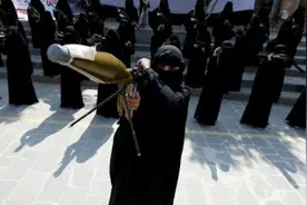 也门妇女着黑纱端步枪游行 声援胡塞运动图片