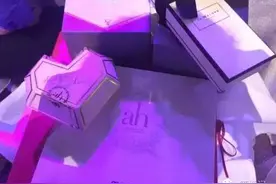 深扒明星婚礼伴手礼，ab婚礼的“美图”定制手机壕翻你图片