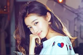 有人说关晓彤是平民姑娘？那是尔等不知其关家的家庭背景图片