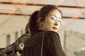 杨幂出行纽约机场街拍 没有假睫毛的她居然长这样！认不出来！图片