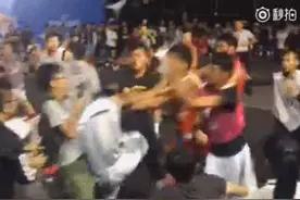 暴力不可取！吴悠在昆明比赛中遭到对方多人拳打脚踢。图片