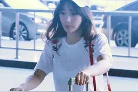 柳岩独自出现在机场，性感美女变身女汉子。图片