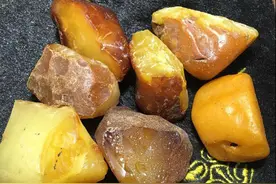 用这么普通的机器 就把蜜蜡原石车成珠子图片