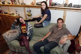 花20美元从二手市场买回破旧沙发，没成想竟获得一大笔意外之财图片