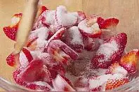 奶油草莓巧克力蛋糕制作动图 甜甜美美好吃美味马上get图片
