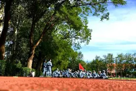 北京体育大学体育艺术系2016级军训帅哥美女舞蹈齐上阵图片