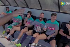 C罗疯狂拥抱女球迷 女球迷欢天喜地感叹谢谢他还记得我图片