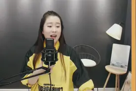 《老爸老妈》歌词感人，菲儿也唱的非常到位，听了想哭