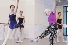 芭蕾大师进校园 小小“新娘”受益匪浅图片