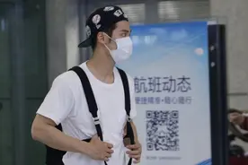 清新Boy！蒋劲夫黑白配装扮简洁帅气 一路与粉丝交流步伐悠哉图片