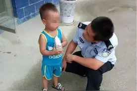 祖孙三人上街，奶奶将2岁的孩子交给10岁孩子照看，结果......图片