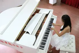 湖南钢琴盲女欲登顶“龙王宝座” 想在全世界开音乐会图片