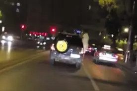 车外“悬挂”一个人深夜猛兜风图片