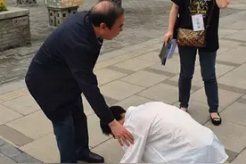 为孩子争取上学机会，农民父亲给校长下跪图片