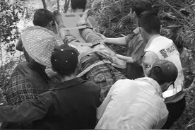 因操作不当挖掘机老司机翻下山 幸得警民合力搭救图片