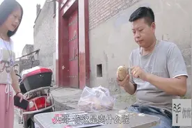 小伙把卖削皮刀编成顺口溜，这口才太厉害了，看完让人捧腹大笑视频封面