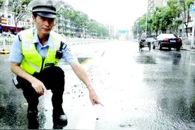 地下水管遭挤压破裂 BRT路面现多处“小泉眼”图片