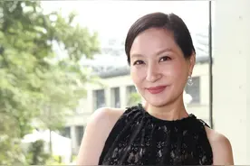 55岁台湾女星方芳芳风韵犹存 着黑色镂空装Pose玩不停图片