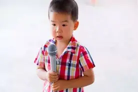 你会让宝宝当众“表演节目”吗？图片