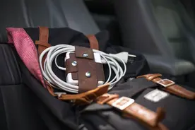 MacBook 充电线缆乱成一团？试试这个皮套图片