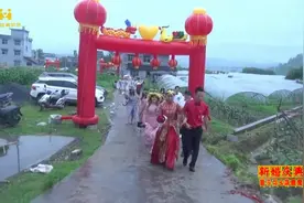 湖南农村西瓜大棚边上，一小伙接媳妇回家，新娘走得也太快了视频封面