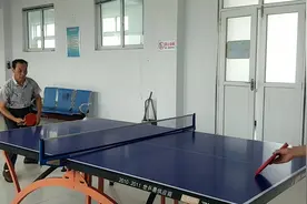 老年人打乒乓球可以养神健脑，是非常适合老年人的运动之一！视频封面