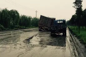 网曝邯郸南环107国道路面塌陷 交通受阻图片