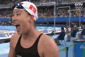 傅园慧化身会游泳的表情包图片