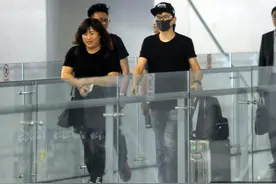 有钱藏不住！张杰戴口罩遮面身形削瘦 搭劳斯莱斯大牌范足图片