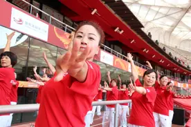 鸟巢跳起广场舞 为奥运健儿加油图片