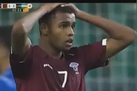 足球历史上最难不进的空门，这球也踢飞了？队友满脸的不可思议！视频封面